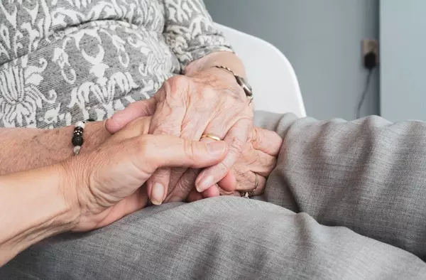 El Hospital Puerta de Hierro lanza la 'Escuela de Cuidadores en Geriatría' con acceso libre a videos con recomendaciones y pautas