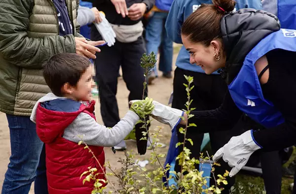 Cerca de 2.000 vecinos de Las Rozas participaron en la Gran Plantación Familiar del municipio