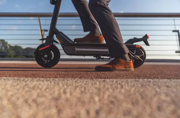 Adiós a los patinetes eléctricos en autobuses urbanos, interurbanos y Metro Ligero Oeste