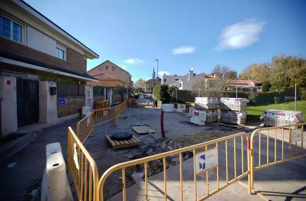 El Ayuntamiento de Las Rozas crea una calzada de coexistencia para peatones y coches en la calle Pedriza 