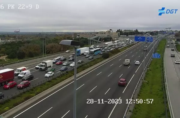 El choque entre dos camiones en la A6 a la altura de Las Rozas provoca retenciones de 4 kilómetros