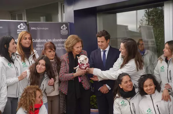 La Reina Doña Sofía visita el Centro Municipal de Protección Animal de Las Rozas