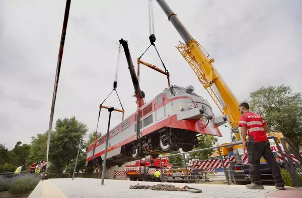 El Barrio de Renfe de Las Matas da la bienvenida a la nueva locomotora y el vagón restaurados