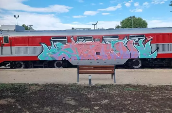 La nueva locomotora del Barrio de Renfe de Las Matas, dañada por grafitis unos días después de su instalación