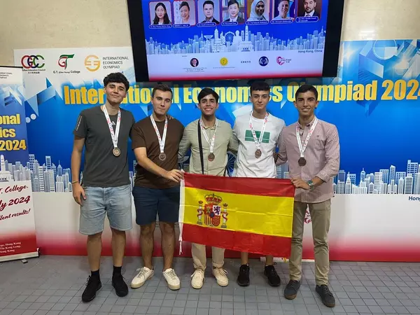 Un alumno del IES José García Nieto, medalla de bronce en la Olimpiada Internacional de Economía en Hong Kong