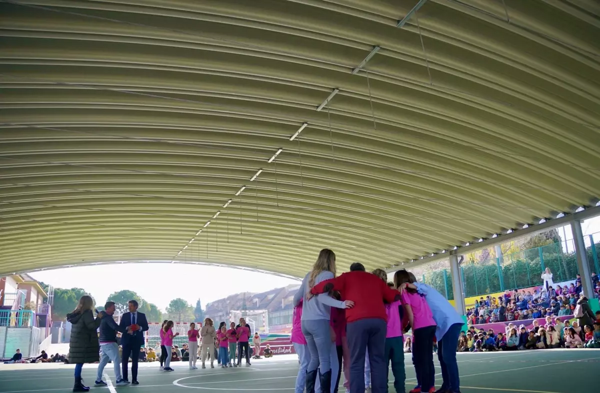 El CEIP Fernando de los Ríos de Las Rozas inaugura la nueva cubierta de su pista deportiva