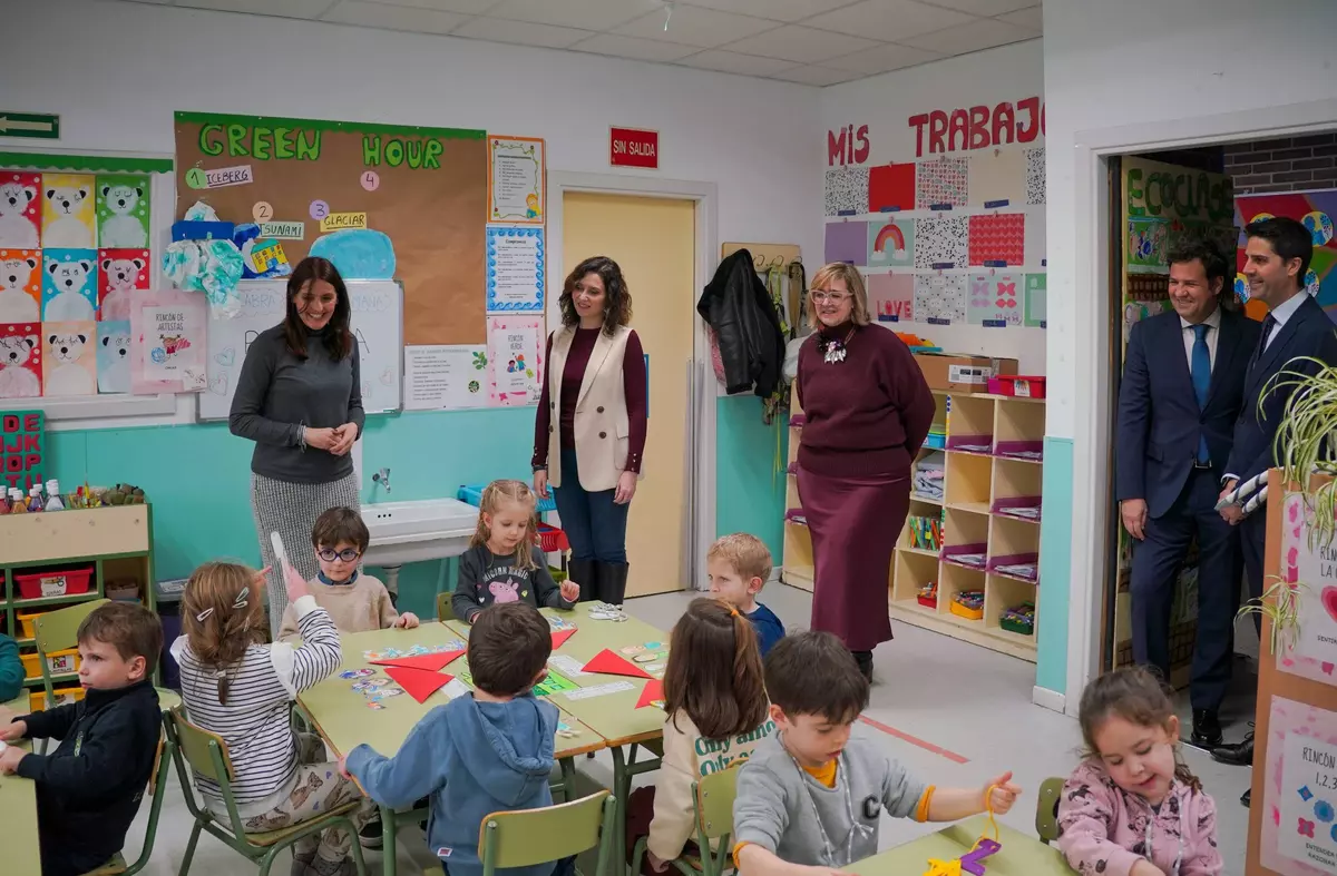Isabel Díaz Ayuso visita el CEIP Los Jarales, uno de los colegios de Las Rozas que impartirán la ESO