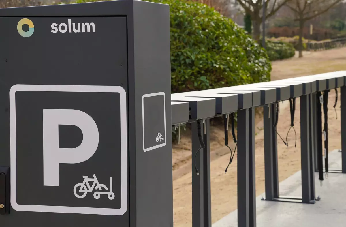 Las Rozas instala cargadores solares para bicicletas y patinetes eléctricos