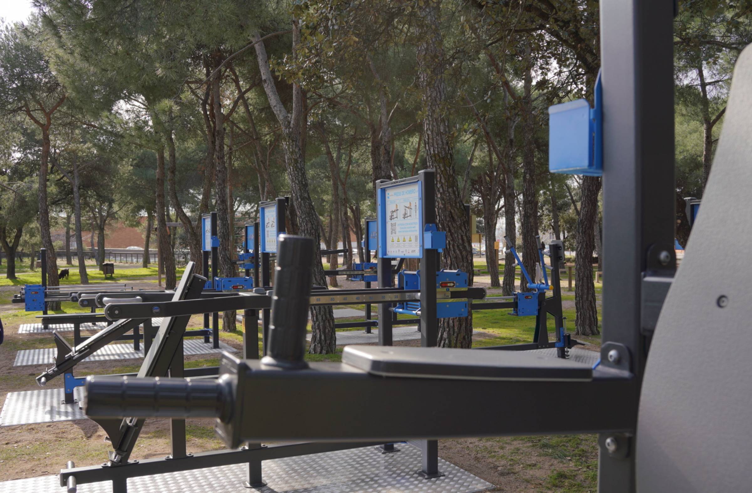La Dehesa de Navalcarbón estrena 11 máquinas de entrenamiento de fuerza al aire libre