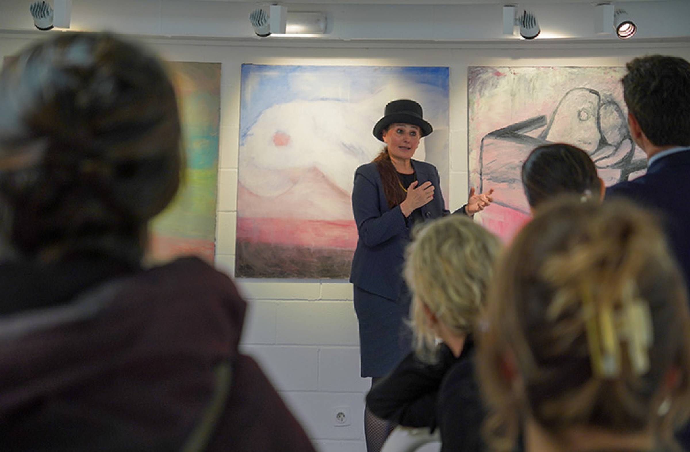 Una exposición en Las Rozas refleja el poder del arte para el bienestar de los pacientes con Alzheimer y sus cuidadores