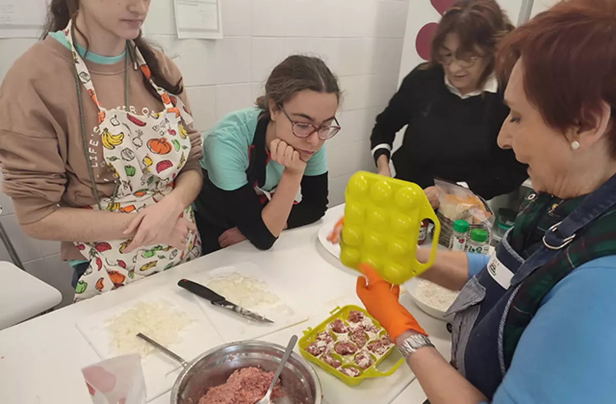'Cocinando Historias', la iniciativa en Las Rozas que crea vínculos entre jóvenes y mayores