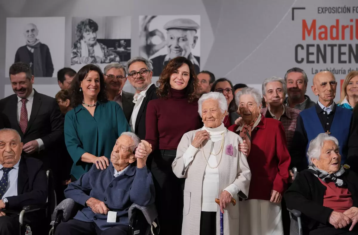 Díaz Ayuso inaugura en Las Rozas la exposición 'Madrileños Centenarios', un homenaje a los mayores y su legado