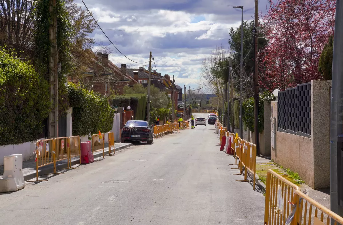 El Ayuntamiento de Las Rozas acomete la reforma y el soterrado de cables de la calle Maestro Serrano