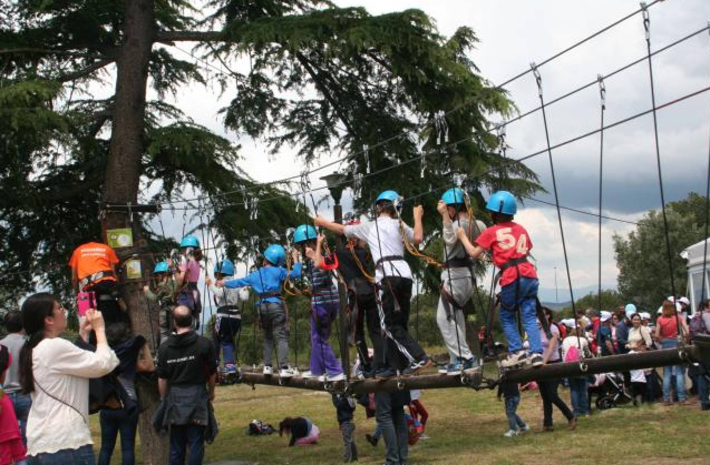 Tirolinas, pasacalles, circuitos multiaventura, teatro... Las Rozas celebra el Día de la Familia en la Finca de El Pilar 