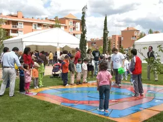 El Ayuntamiento favorece la convivencia de padres e hijos mediante el juego en común