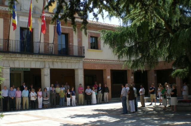 Las Rozas se concentra en silencio para condenar el atentado de Arrigorriaga