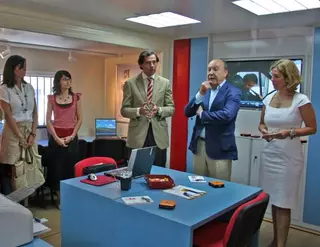 El Viceconsejero de Empleo visita el autobús de la campaña contra la siniestralidad
