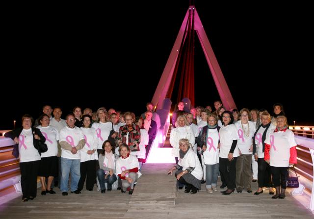 El Puente Puerta de Las Rozas se iluminó de rosa en el Día contra el cáncer de mama