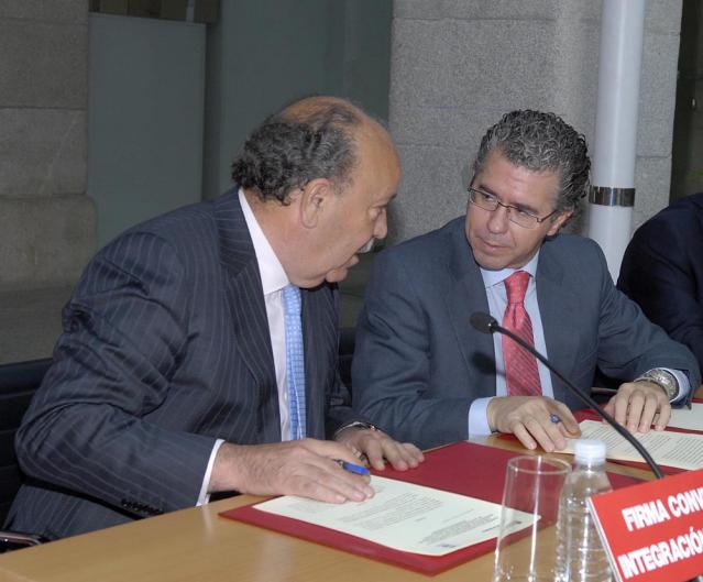 El Ayuntamiento firma un convenio para la reinserción de menores roceños