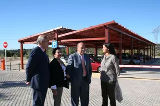 El alcalde de Las Rozas visita las pérgolas del aparcamiento de la Calle Kálamos