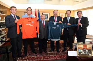 El Club Deportivo Las Rozas presenta al alcalde su nueva equipación