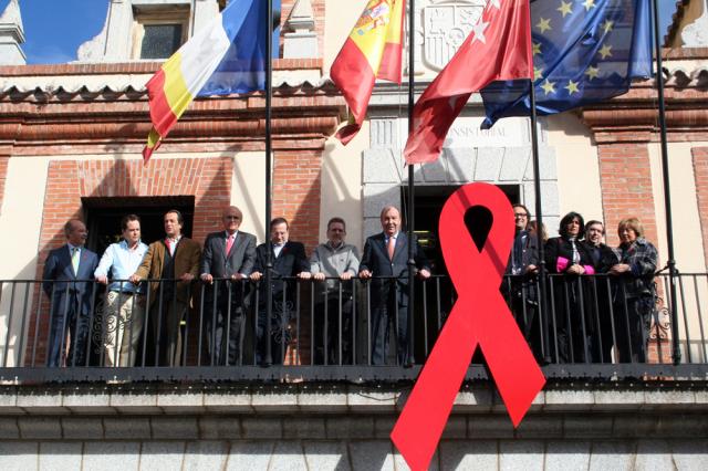 Un lazo rojo conmemora desde el balcón del ayuntamiento el día mundial del sida