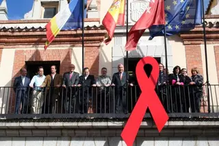 Un lazo rojo conmemora desde el balcón del ayuntamiento el día mundial del sida