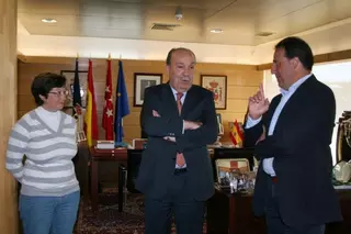 Los voluntarios del SAMER que auxiliaron en el terremoto de Chile visitan al alcalde