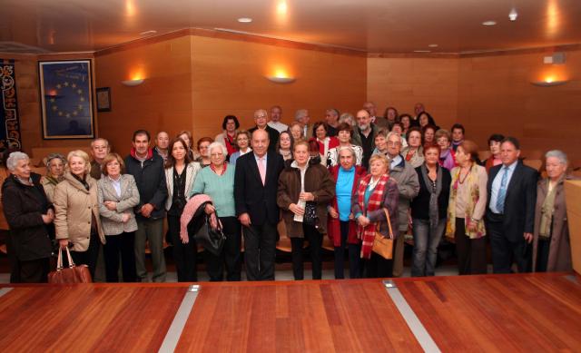 Un grupo de mayores roceños, recibidos por el alcalde en su visita al Ayuntamiento