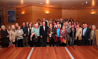 Un grupo de mayores roceños, recibidos por el alcalde en su visita al Ayuntamiento