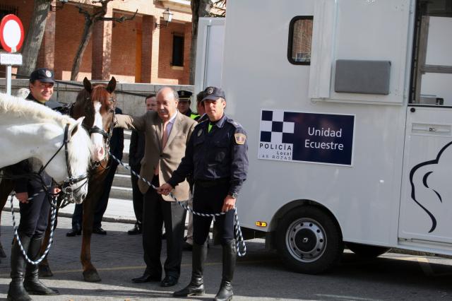 La unidad ecuestre de la policía local de Las Rozas presenta un nuevo vehículo