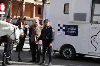 La unidad ecuestre de la policía local de Las Rozas presenta un nuevo vehículo