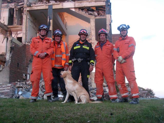 La unidad canina de Protección Civil de Las Rozas participó en un simulacro de catástrofe celebrado en Gran Bretaña
