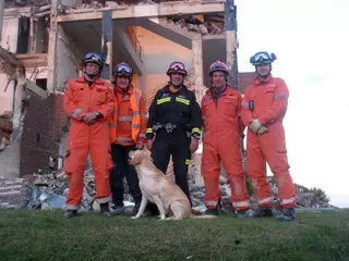 La unidad canina de Protección Civil de Las Rozas participó en un simulacro de catástrofe celebrado en Gran Bretaña