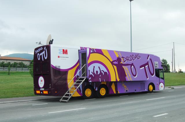 Un autobús con el lema Drogas o tú informará a los jóvenes durante las Fiestas de San Miguel