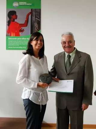 Las Rozas, premiada por su colaboración en el reciclaje de ropa usada