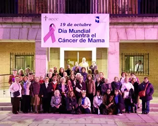 El Ayuntamiento se tiñó de rosa para celebrar el Día Mundial contra el cáncer de mama