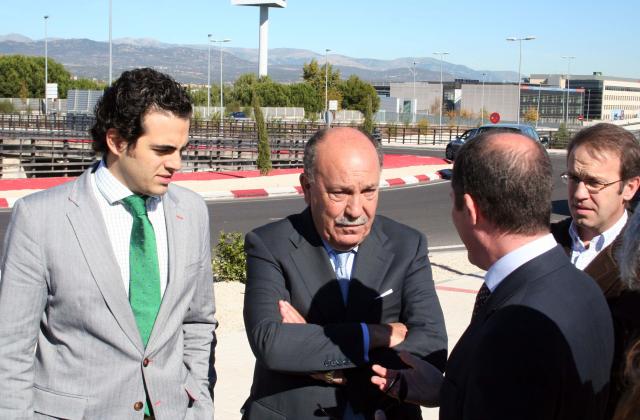 El Alcalde visita la nueva rotonda sobre la M-50, que se mantuvo abierta al tráfico durante las obras
