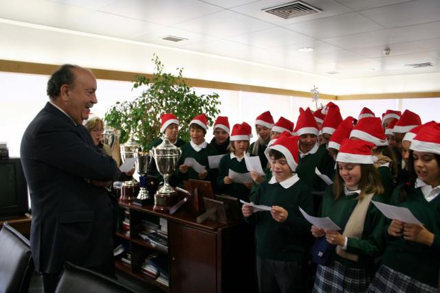 Alumnos del Colegio Bérriz felicitan la Navidad al alcalde de Las Rozas
