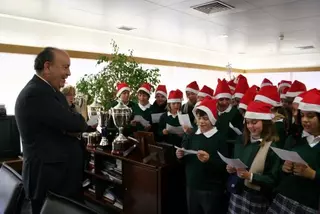Alumnos del Colegio Bérriz felicitan la Navidad al alcalde de Las Rozas
