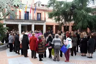 Una concentración en la Plaza Mayor conmemora en Las Rozas el Día Internacional de la Mujer