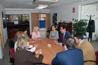José Ignacio Fernández Rubio se reúne con los representantes de la Asociación Española Contra el Cáncer (AECC) en Las Rozas
