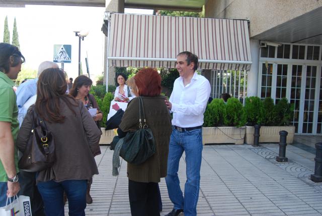 El candidato socialista, Miguel Ángel Ferrero visita a los empresarios del Burgocentro de Las Rozas