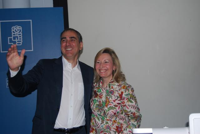 Miguel Ángel Ferrero presenta las principales medidas de gobierno acompañado de Amparo Valcarce