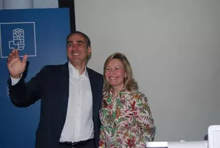 Miguel Ángel Ferrero presenta las principales medidas de gobierno acompañado de Amparo Valcarce