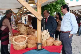 Bonifacio de Santiago y José Ignacio Fernández Rubio recorren juntos el Mercado Medieval