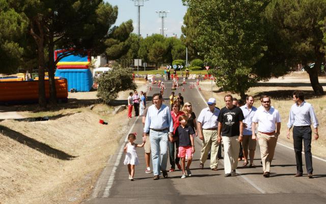 El Ayuntamiento cierra al tráfico la calle Samuel Bronston para unir la Dehesa de Navalcarbón