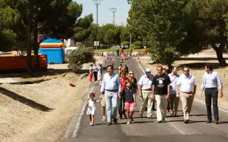 El Ayuntamiento cierra al tráfico la calle Samuel Bronston para unir la Dehesa de Navalcarbón