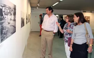 Fernández Rubio visita la exposición fotográfica Las Raíces de Las Rozas