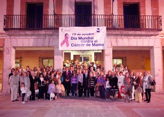 Las Rozas tiñe de rosa la fachada de su Ayuntamiento en el Día contra el Cáncer de Mama